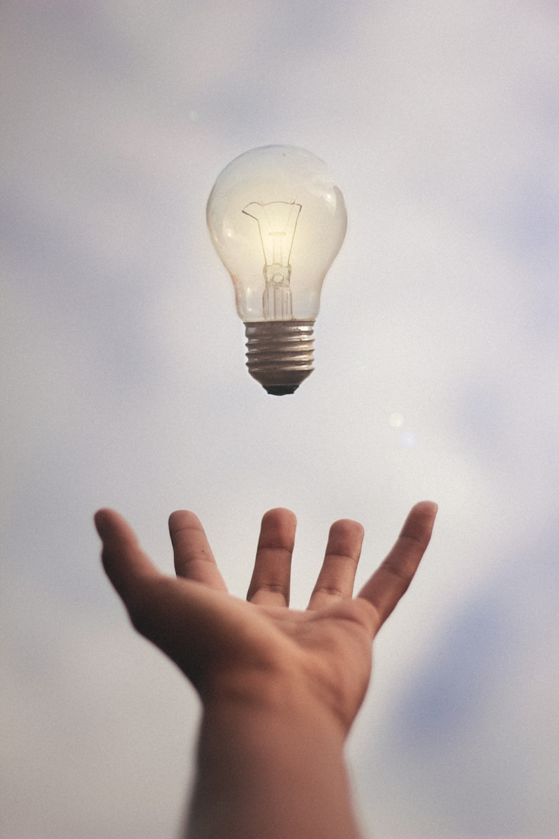 Photo by JĂºnior Ferreira person catching light bulb